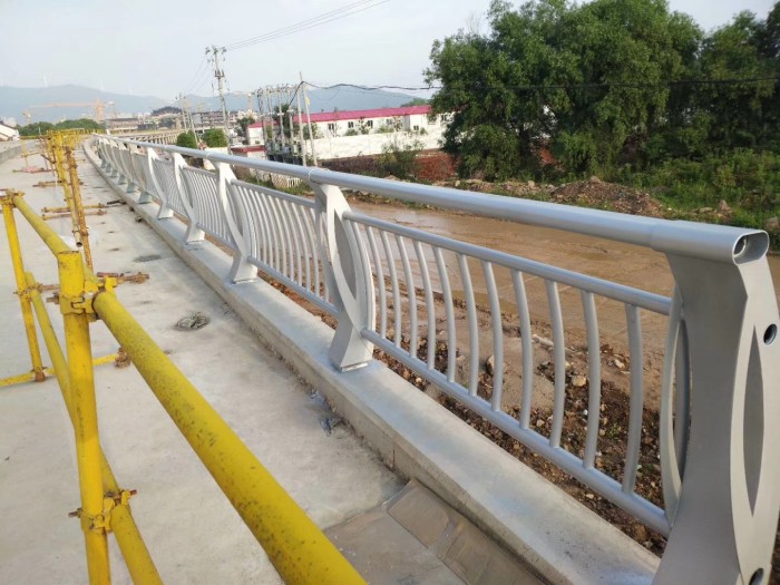 桥梁护栏施工应有哪些安全保证措施